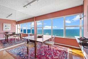 601 Longboat Club Rd in Longboat Key, FL - Building Photo