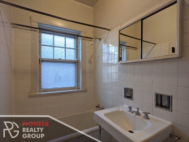 1025 Dempster St, Unit #1025-E2 in Evanston, IL - Building Photo - Building Photo