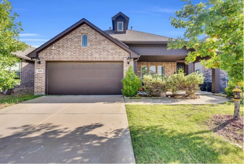 1129 Snowy Owl Dr in Alvarado, TX - Building Photo