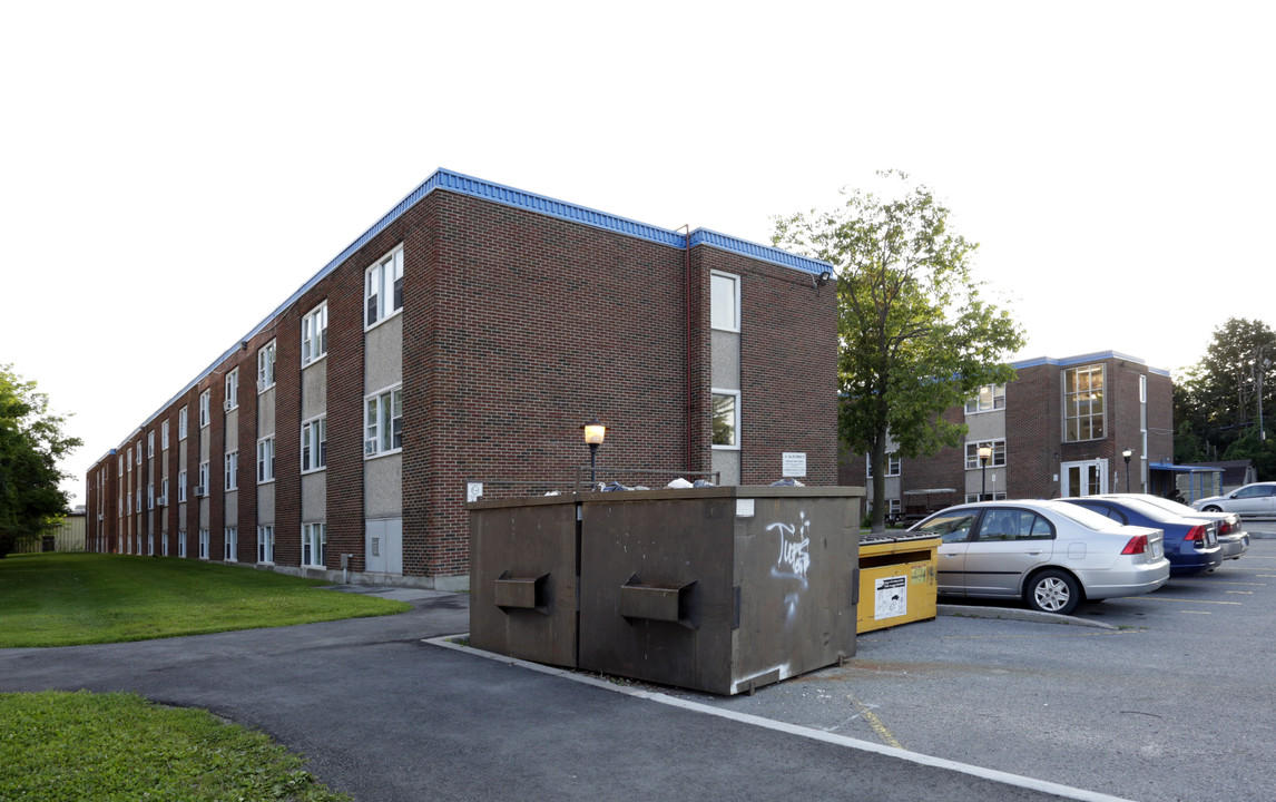 Donald Court in Ottawa, ON - Building Photo