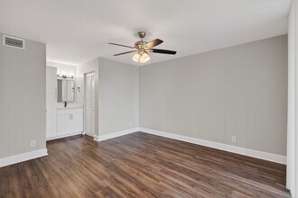 714 Executive Center Dr in West Palm Beach, FL - Building Photo - Building Photo