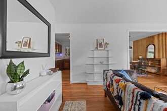 1028 Greenwich St in Raleigh, NC - Foto de edificio - Building Photo