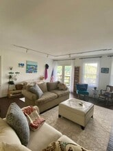 4 Candlewood Knolls Rd in New Fairfield, CT - Foto de edificio - Building Photo