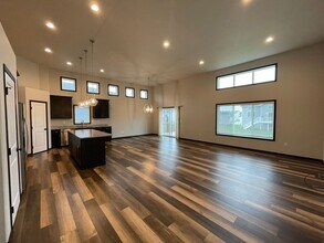 1070 Ashley Dr W in West Fargo, ND - Building Photo - Building Photo