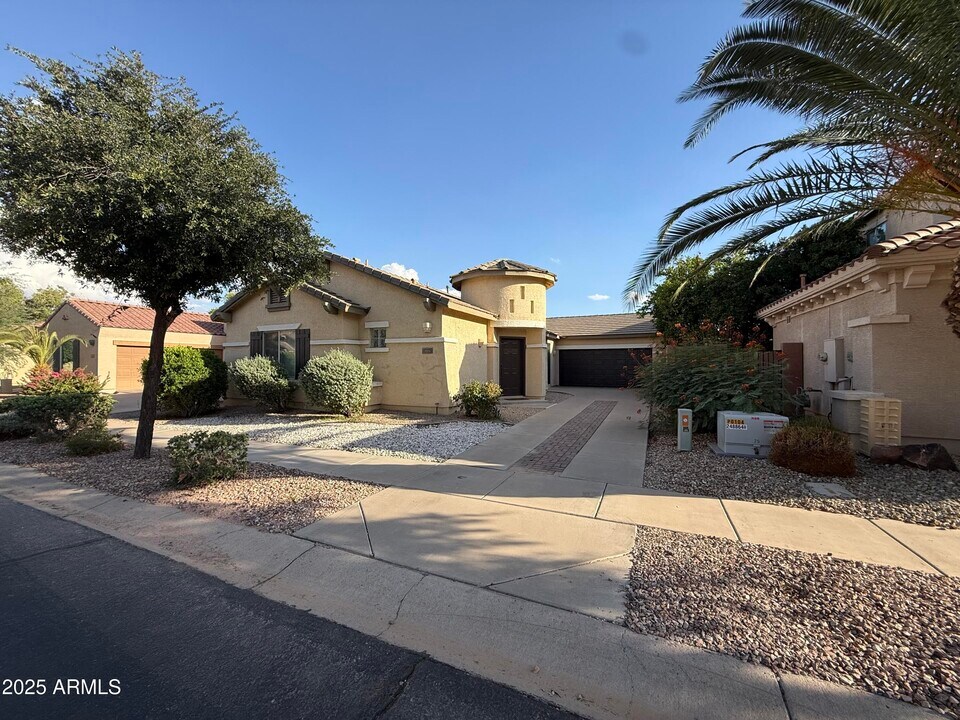 885 E Cherry Hills Dr in Chandler, AZ - Building Photo