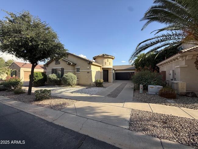 property at 885 E Cherry Hills Dr