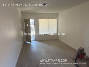 1050 Clinton Rd in Sacramento, CA - Building Photo - Building Photo