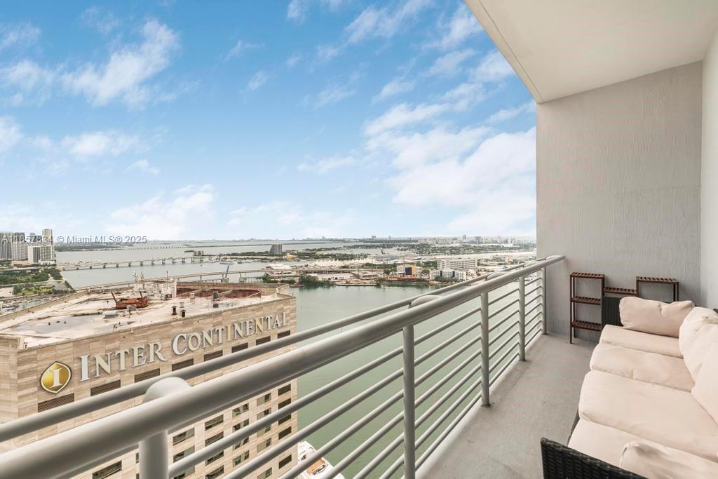 335 S Biscayne Blvd, Unit LPH-02 in Miami, FL - Building Photo