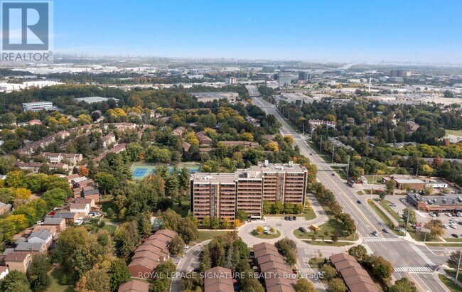 2301 Derry Rd W in Mississauga, ON - Building Photo - Building Photo