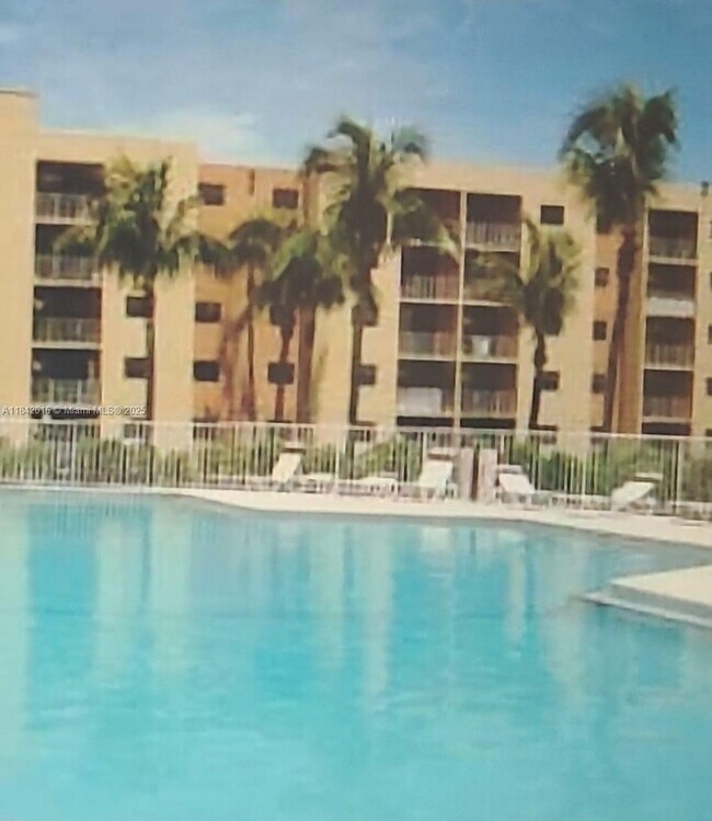 8185 NW 7th St in Miami, FL - Building Photo - Building Photo