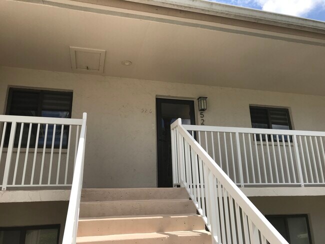 910 Vanderbilt Beach Rd in Naples, FL - Foto de edificio - Building Photo