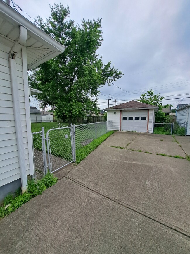 5049 Pensacola Blvd in Moraine, OH - Building Photo - Building Photo