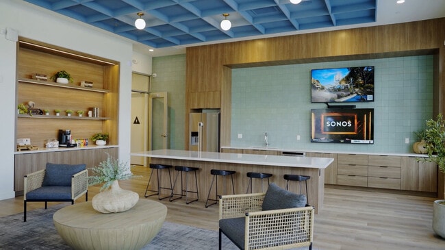 Crescent Apartments in Roseville, CA - Building Photo - Building Photo