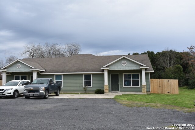 1237 Jefferson Ave in Seguin, TX - Building Photo
