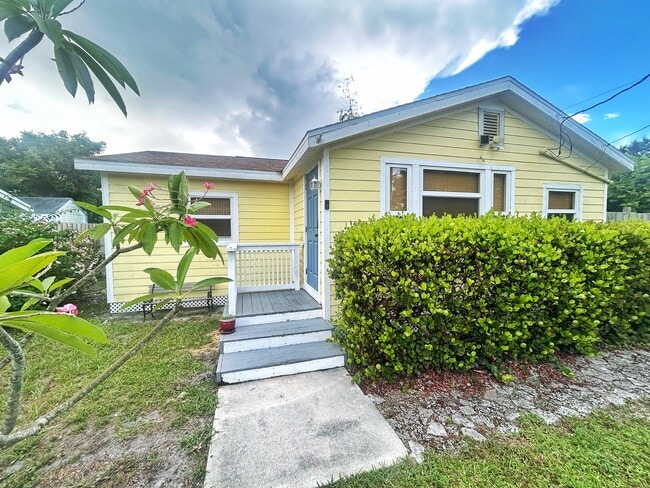 3268 SE Golden Gate Ave