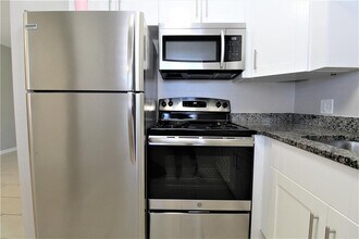 3001 Bee Ridge Rd in Sarasota, FL - Building Photo - Building Photo