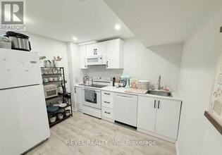 1246 Harlstone Crescent in Oshawa, ON - Building Photo - Building Photo