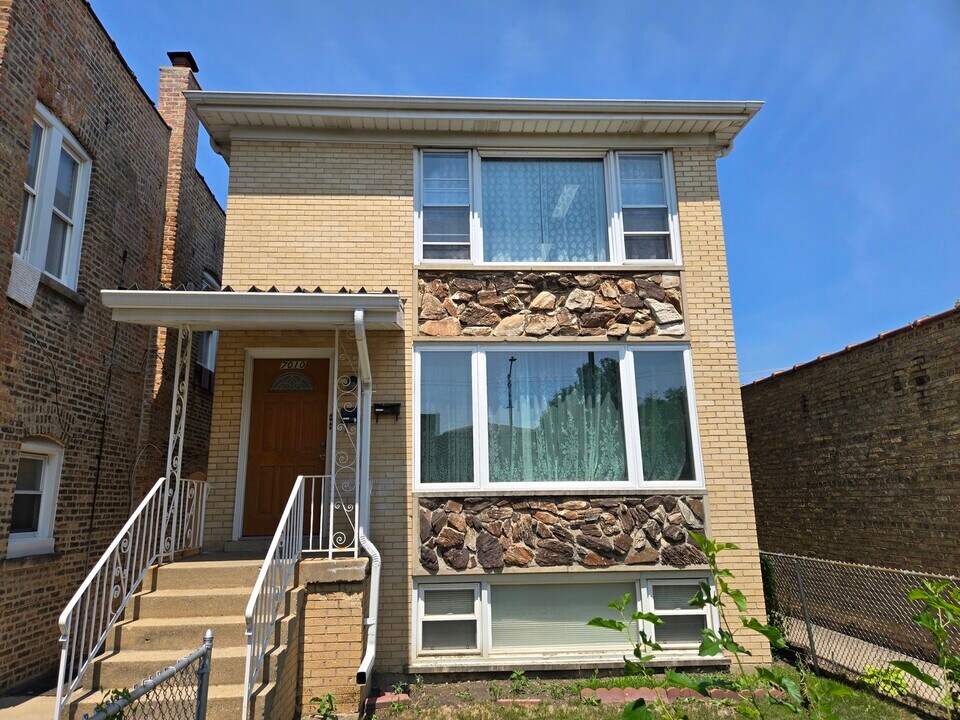 7010 W Diversey Ave in Chicago, IL - Building Photo