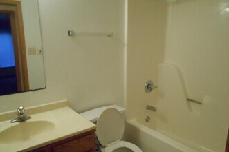 2016 Clay St, Unit Up in Cedar Falls, IA - Building Photo - Building Photo