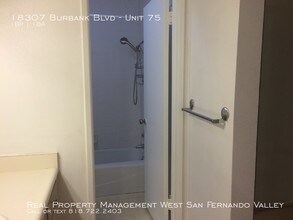 18307 Burbank Blvd-Unit -Unit 75 in Los Angeles, CA - Building Photo - Building Photo