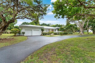12535 Moss Ranch Rd in Miami, FL - Building Photo