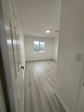 2429 E 110th St, Unit Unit B in Los Angeles, CA - Foto de edificio - Building Photo