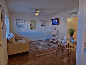 Courtyard 525 Apartments in Las Vegas, NV - Building Photo - Building Photo