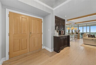 7515 Pelican Bay Blvd in Naples, FL - Foto de edificio - Building Photo