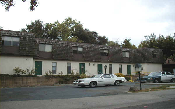 Town Home Apartments in Sacramento, CA - Foto de edificio - Building Photo