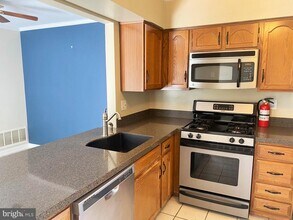 1906B Sedgefield Dr in Mount Laurel, NJ - Building Photo - Building Photo