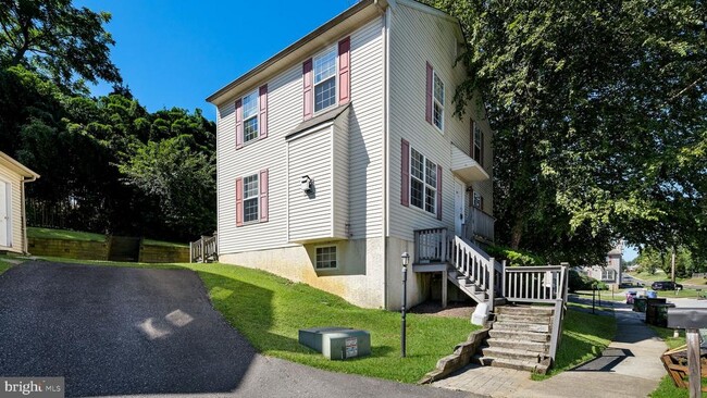 24 Duttonview Dr in Aston, PA - Building Photo - Building Photo