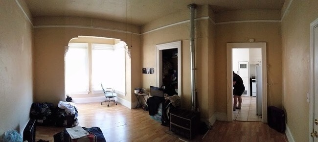 102 W Flora St in Stockton, CA - Building Photo - Interior Photo