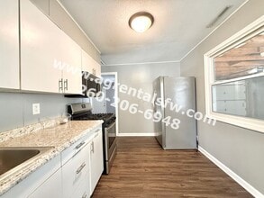 2702 Curdes Ave in Fort Wayne, IN - Foto de edificio - Building Photo