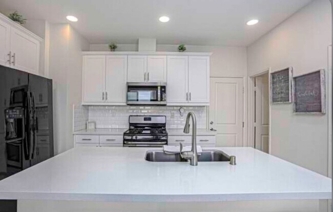 5449 San Roberto in San Diego, CA - Building Photo - Building Photo