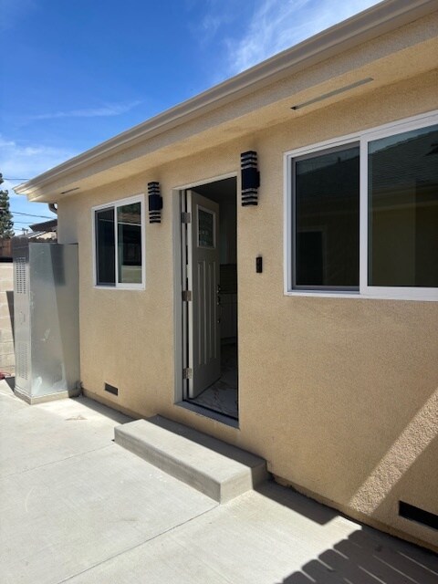 10929 Hayvenhurst Ave in Granada Hills, CA - Building Photo