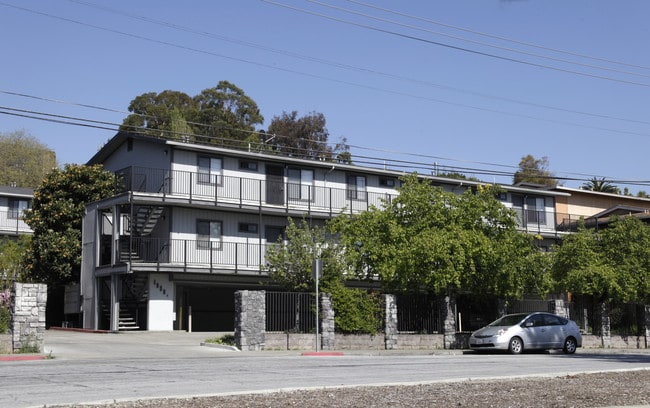 CYPRUS VISTA GARDEN APARTMENTS in San Leandro, CA - Building Photo - Building Photo