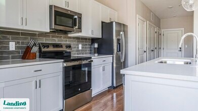 1000 Forestview Dr in Oakwood, GA - Foto de edificio - Building Photo