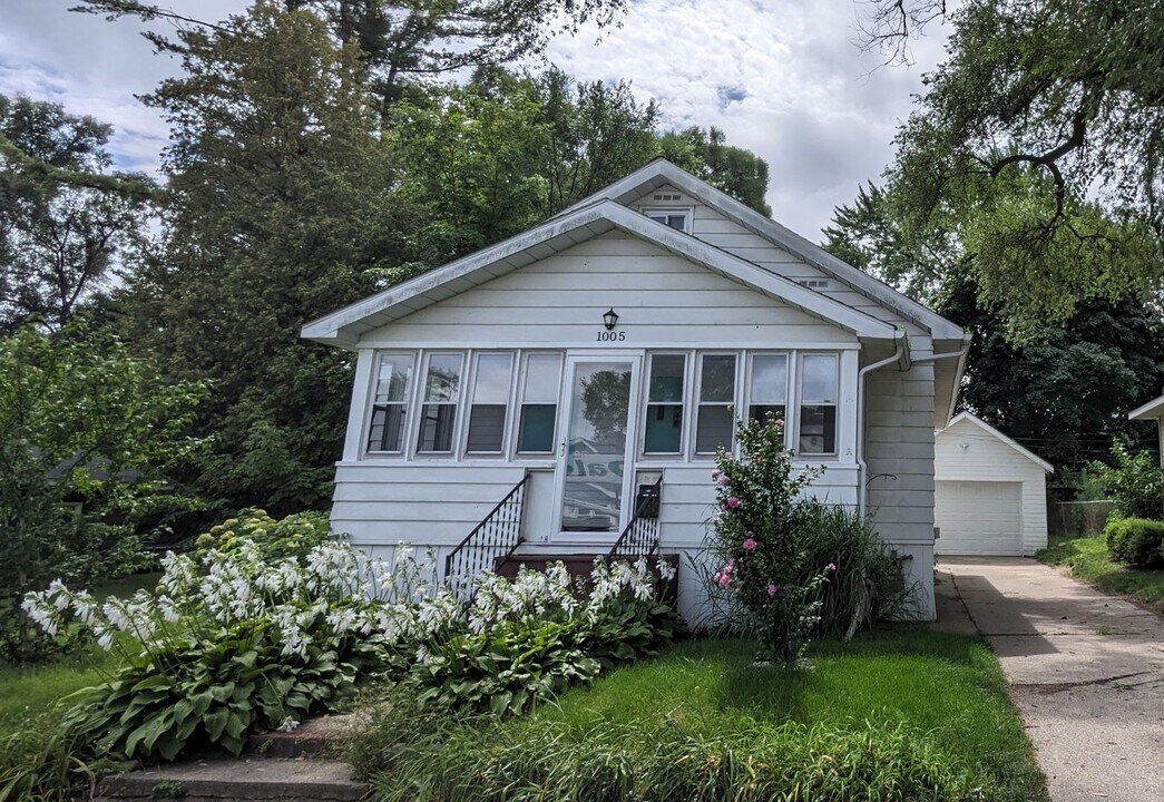 1005 W Dale Ave in Muskegon, MI - Foto de edificio