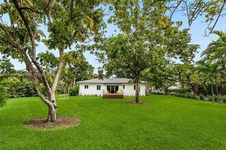 810 NW 7th St in Miami, FL - Foto de edificio - Building Photo