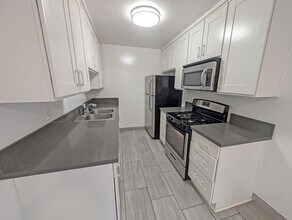 6858 De Longpre Ave in Los Angeles, CA - Building Photo - Building Photo