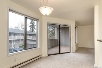3224 80th Ave SE, Unit 3 in Mercer Island, WA - Building Photo - Building Photo