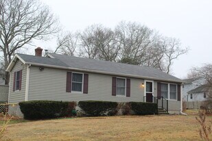 194 Allen Ave in South Kingstown, RI - Building Photo