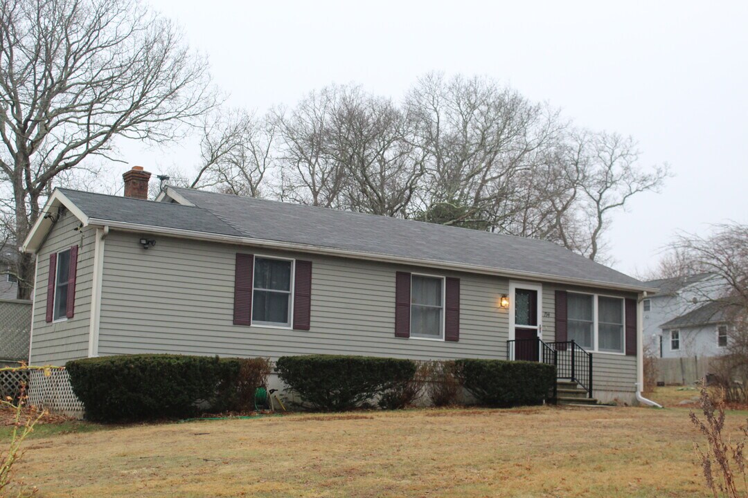 194 Allen Ave in South Kingstown, RI - Building Photo