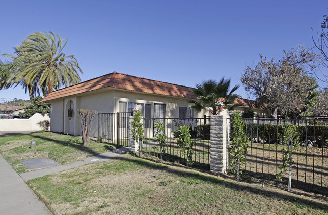 2012 E Midway Dr in Escondido, CA - Foto de edificio - Building Photo