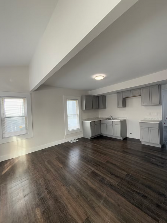 425 W Lawrence St in Mishawaka, IN - Foto de edificio