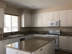 42758 Camelot Rd in Temecula, CA - Building Photo - Building Photo