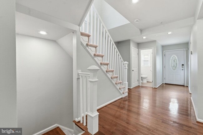 7381 Jiri Woods Ct in Springfield, VA - Foto de edificio - Building Photo