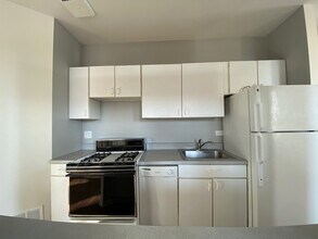 1461 W Fullerton Ave, Unit 2REAR in Chicago, IL - Foto de edificio - Building Photo