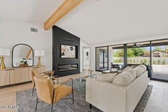 6733 N 14th St in Phoenix, AZ - Foto de edificio - Building Photo