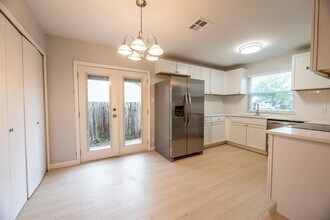 8708 Pineridge Dr in Austin, TX - Building Photo - Building Photo